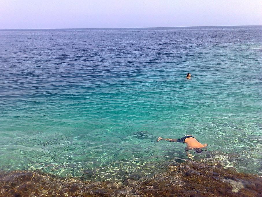 Accès rocheux à la mer 2 km